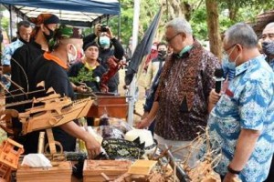 Bupati Kuningan saat melihat hasil produk UMKM Kuningan.